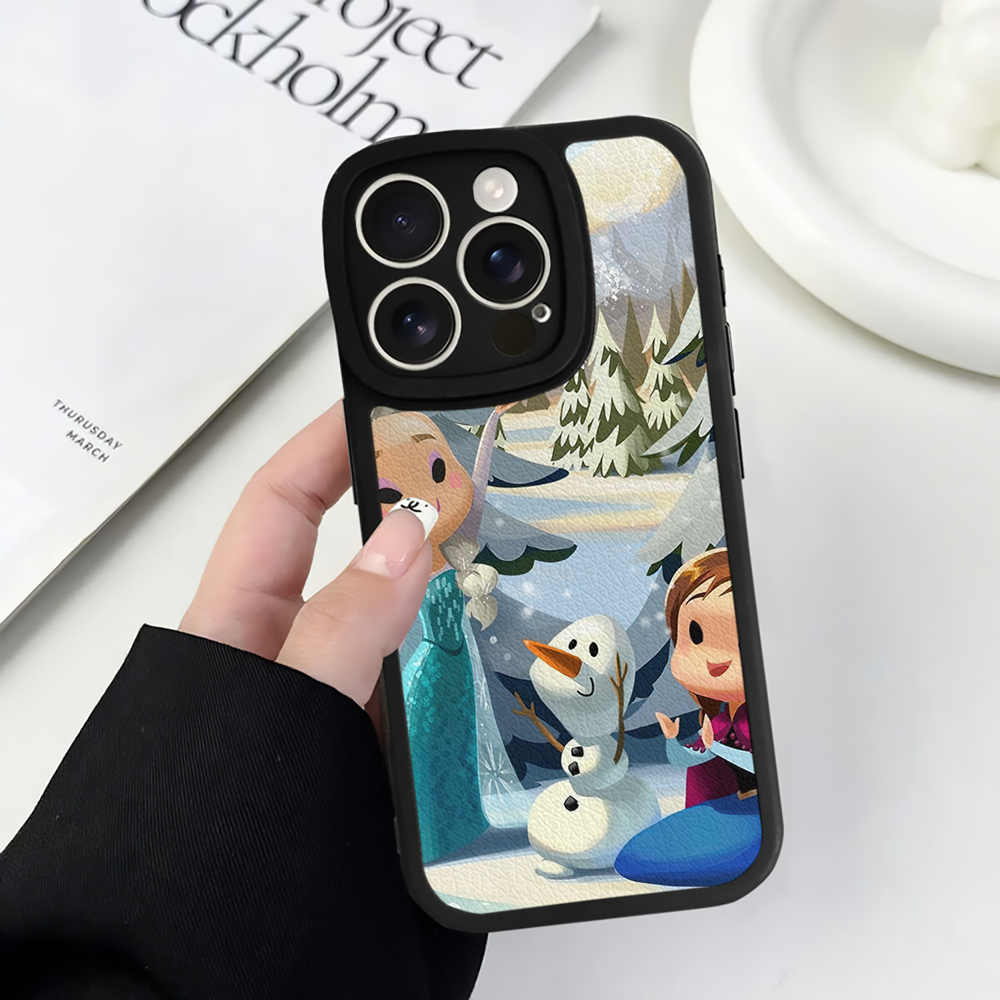 （画像用） アナと雪の女王 アンナ エルサ Frozen Anna Elsa 【iPhone 16シリーズ対応】シリコンスマホケース（レザー調） 材質：シリコン